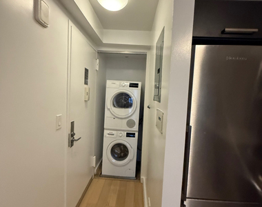222 East 39th Street - Photo Thumbnail 2