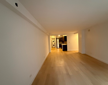 222 East 39th Street - Photo Thumbnail 5