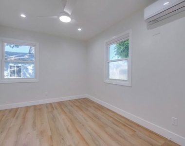 8356 Kittyhawk Avenue - Photo Thumbnail 16