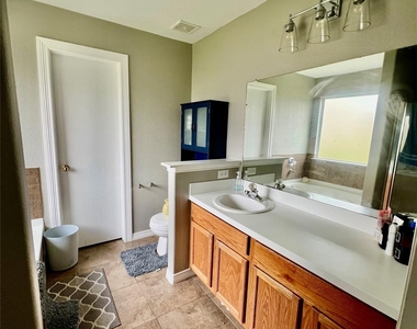9610 Serenata Court - Photo Thumbnail 10