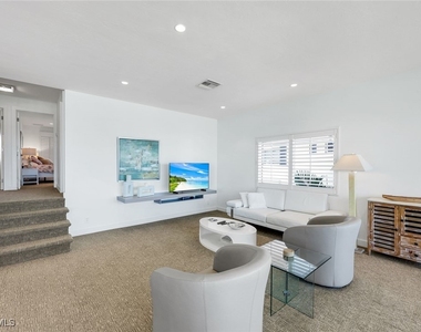 2211 Gulf Shore Boulevard N - Photo Thumbnail 4