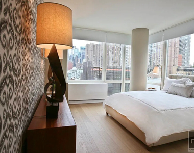 West 45 Street - Photo Thumbnail 2