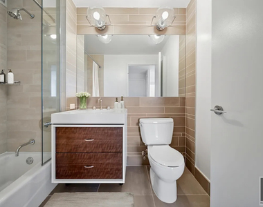 West 45 Street - Photo Thumbnail 4