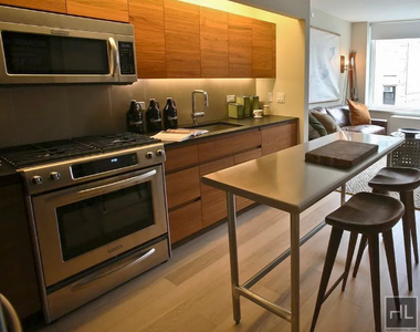 West 45 Street - Photo Thumbnail 1