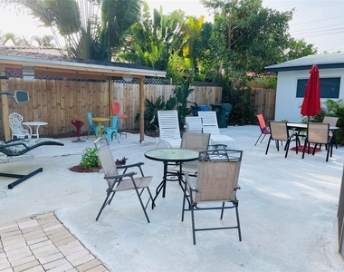 684 Ne 37th Street - Photo Thumbnail 7