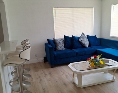 684 Ne 37th Street - Photo Thumbnail 5