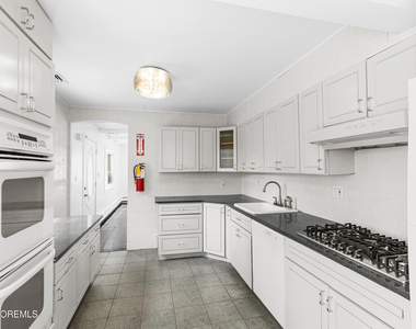 297 Highland Avenue - Photo Thumbnail 6