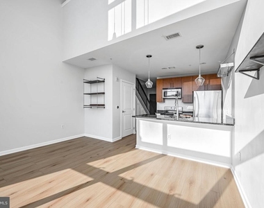 444 W Broad Street - Photo Thumbnail 6