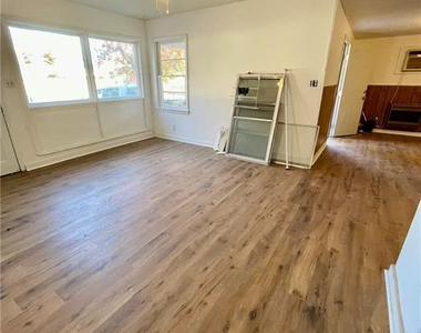 502 Spring Avenue - Photo Thumbnail 6