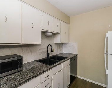500 E Riverside Dr - Photo Thumbnail 7