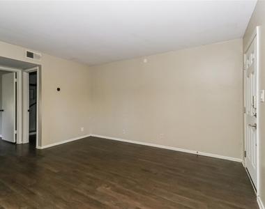500 E Riverside Dr - Photo Thumbnail 3