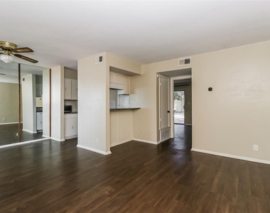 500 E Riverside Dr - Photo Thumbnail 2