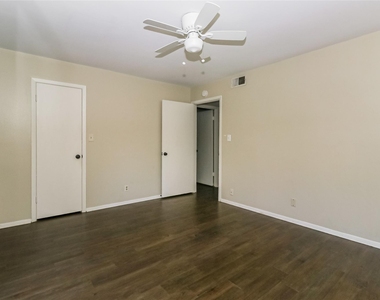 500 E Riverside Dr - Photo Thumbnail 11