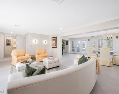 735 Parkview Lane - Photo Thumbnail 5
