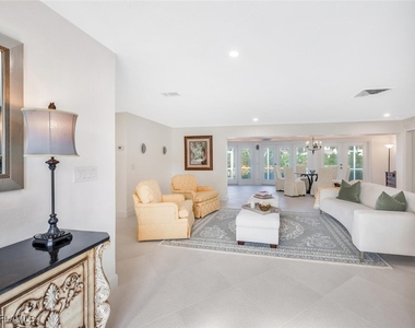 735 Parkview Lane - Photo Thumbnail 3