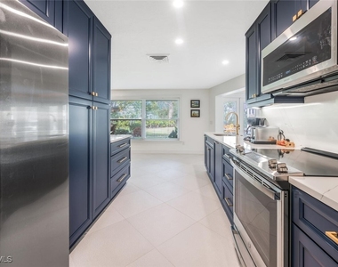 735 Parkview Lane - Photo Thumbnail 14