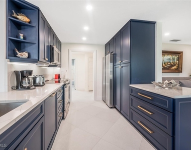 735 Parkview Lane - Photo Thumbnail 13