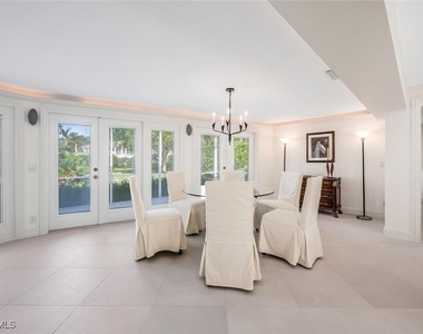 735 Parkview Lane - Photo Thumbnail 9