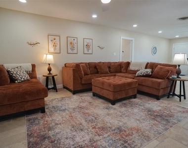 929 Lantana Avenue - Photo Thumbnail 5