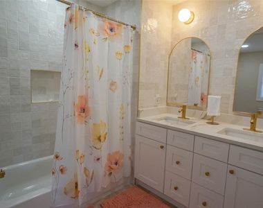 929 Lantana Avenue - Photo Thumbnail 11