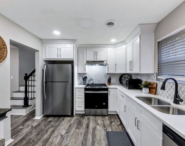 3715 Clearwater Drive - Photo Thumbnail 13