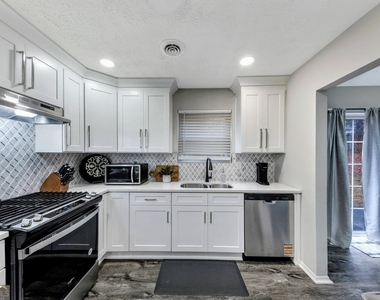 3715 Clearwater Drive - Photo Thumbnail 14