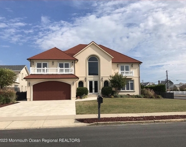 220 Pointe Drive - Photo Thumbnail 3