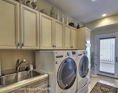220 Pointe Drive - Photo Thumbnail 23