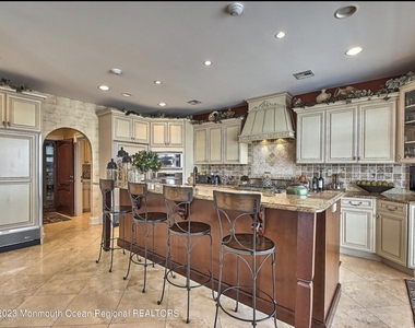 220 Pointe Drive - Photo Thumbnail 5