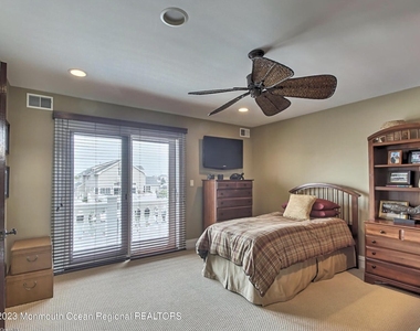 220 Pointe Drive - Photo Thumbnail 19