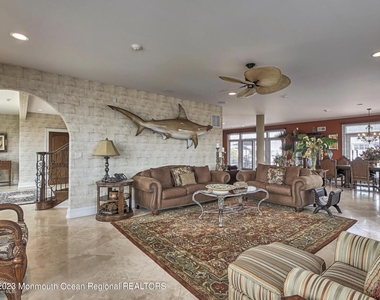 220 Pointe Drive - Photo Thumbnail 9