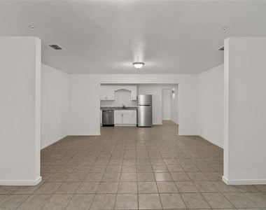 316 W 7th Street - Photo Thumbnail 3