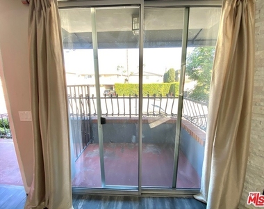 1529 S Bundy Drive - Photo Thumbnail 11