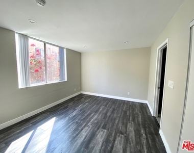1529 S Bundy Drive - Photo Thumbnail 6