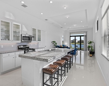 4823 Saint Armands Way - Photo Thumbnail 9