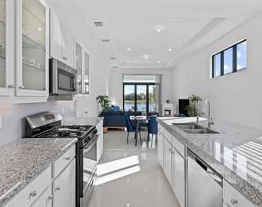 4823 Saint Armands Way - Photo Thumbnail 10