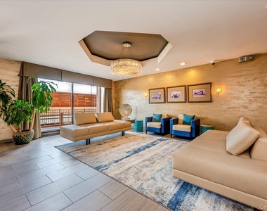 100 W Broadway - Photo Thumbnail 5