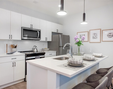300 Carleton Avenue - Photo Thumbnail 7