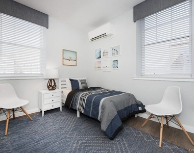 300 Carleton Avenue - Photo Thumbnail 6