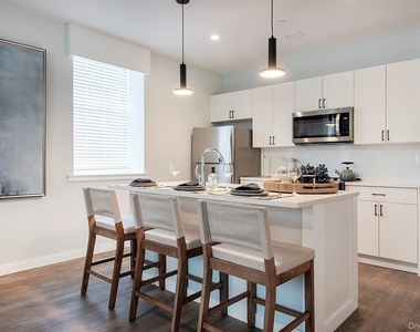 300 Carleton Avenue - Photo Thumbnail 3
