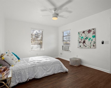 301 E 33rd St - Photo Thumbnail 6