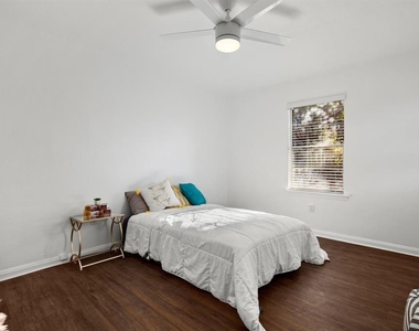 301 E 33rd St - Photo Thumbnail 5