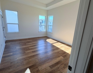 8604 Torrita Dr - Photo Thumbnail 10