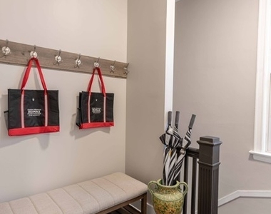 3049 N Avers Avenue - Photo Thumbnail 18