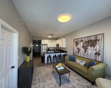 3049 N Avers Avenue - Photo Thumbnail 3