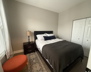 3049 N Avers Avenue - Photo Thumbnail 4