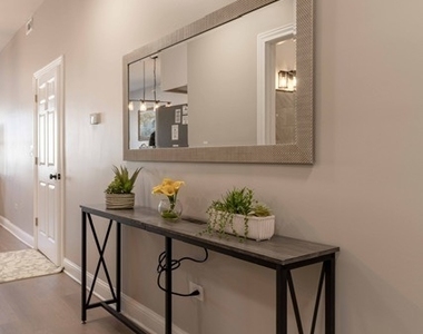 3049 N Avers Avenue - Photo Thumbnail 19