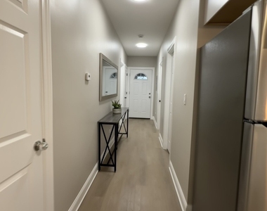 3049 N Avers Avenue - Photo Thumbnail 5