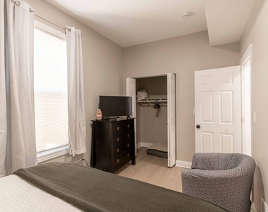3049 N Avers Avenue - Photo Thumbnail 12