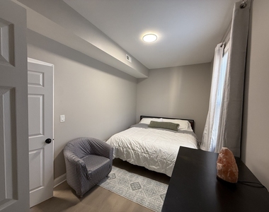 3049 N Avers Avenue - Photo Thumbnail 6